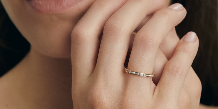 Goldener Memoire-Ring mit Diamanten am Finger getragen