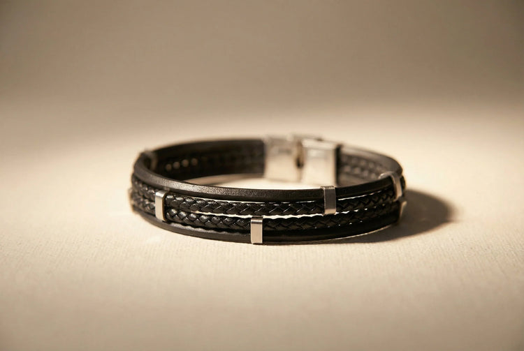 Schwarzes geflochtenes Lederarmband mit Edelstahl-Elementen am Handgelenk getragen