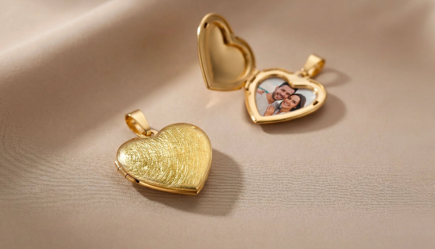 Goldene Halskette mit herzförmigem Medaillon am Dekolleté getragen