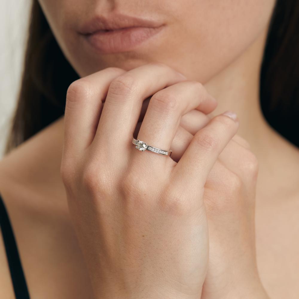 Solitärring 750/18 K vitguld diamant vit, 0.08 ct, 16 stenar, [Brillant], w-si, diamant vit, 0.32 ct, [Brillant], w-si