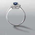 Finger ring 750/18 K vitguld safir blå, 0.88 ct, diamant 0.555 ct, 10 stenar, w-si