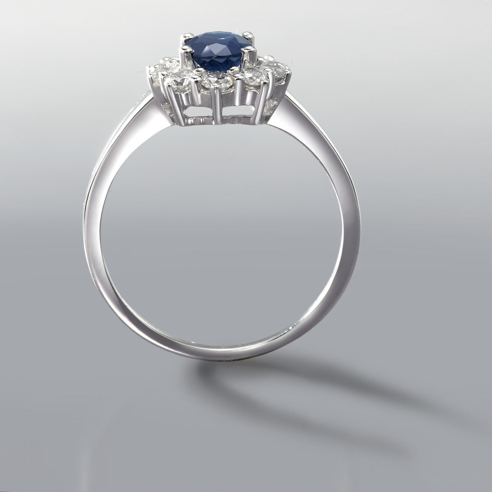 Finger ring 750/18 K vitguld safir blå, 0.88 ct, diamant 0.555 ct, 10 stenar, w-si