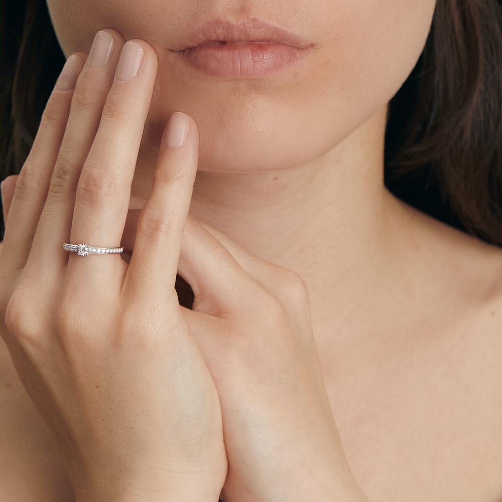 Solitärring 375/9 K vitguld diamant 0.20 ct, 19 stenar, w-si