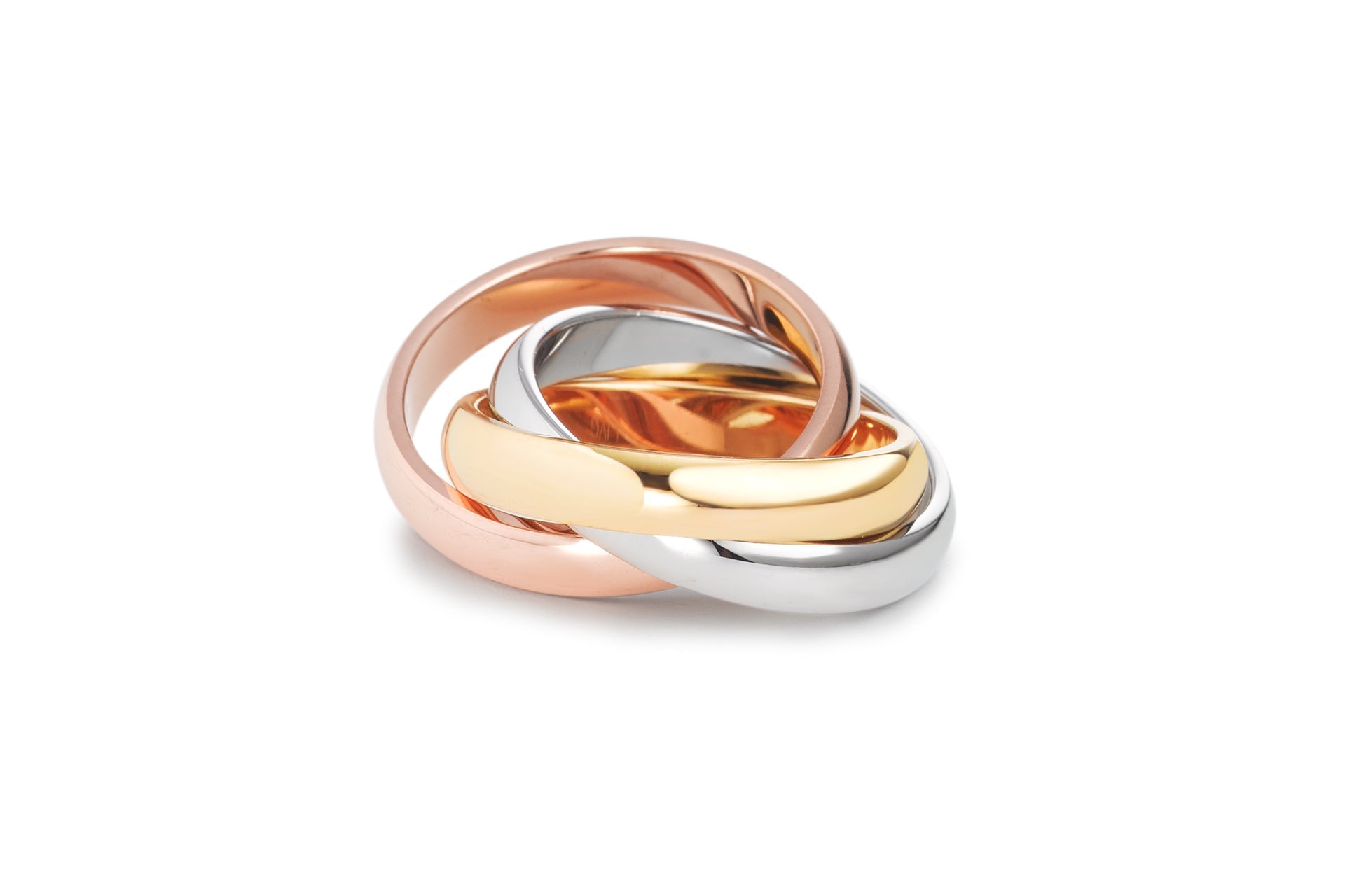 Dreifarbiger Goldring in Tricolor-Design mit ineinander verschlungenen Bändern in Roségold, Gelbgold und Weißgold vor weißem Hintergrund